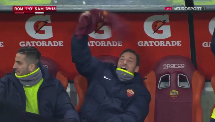 Nem mesmo Totti conteve a empolga&ccedil;&atilde;o com o gola&ccedil;o de Nainggolan na Copa da It&aacute;lia