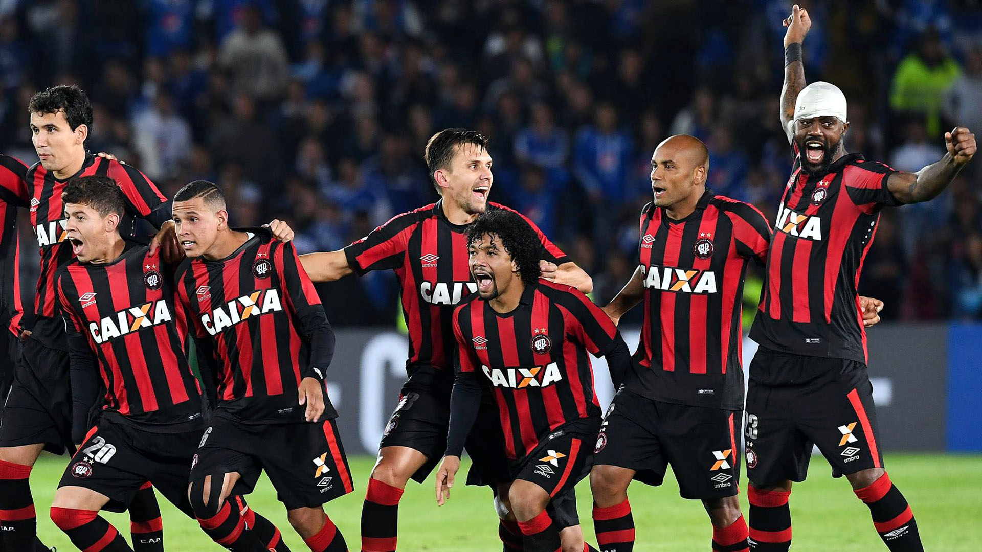 Atl&eacute;tico Paranaense comemora classifica&ccedil;&atilde;o em Bogot&aacute;, contra o Millonarios