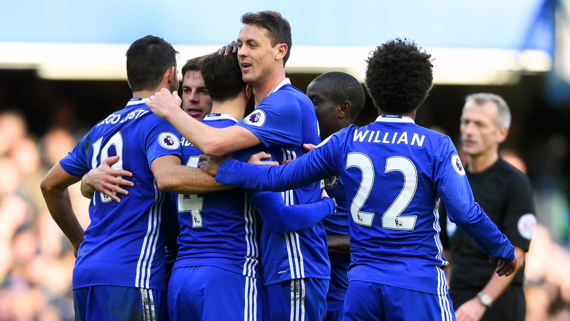 Kant&eacute; incans&aacute;vel, gola&ccedil;os de Hazard e F&agrave;bregas e Chelsea cada vez mais perto do t&iacute;tulo