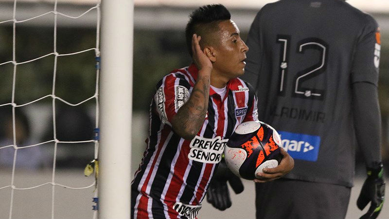 Sob a lideran&ccedil;a de Cueva, S&atilde;o Paulo derruba o Santos na Vila Belmiro