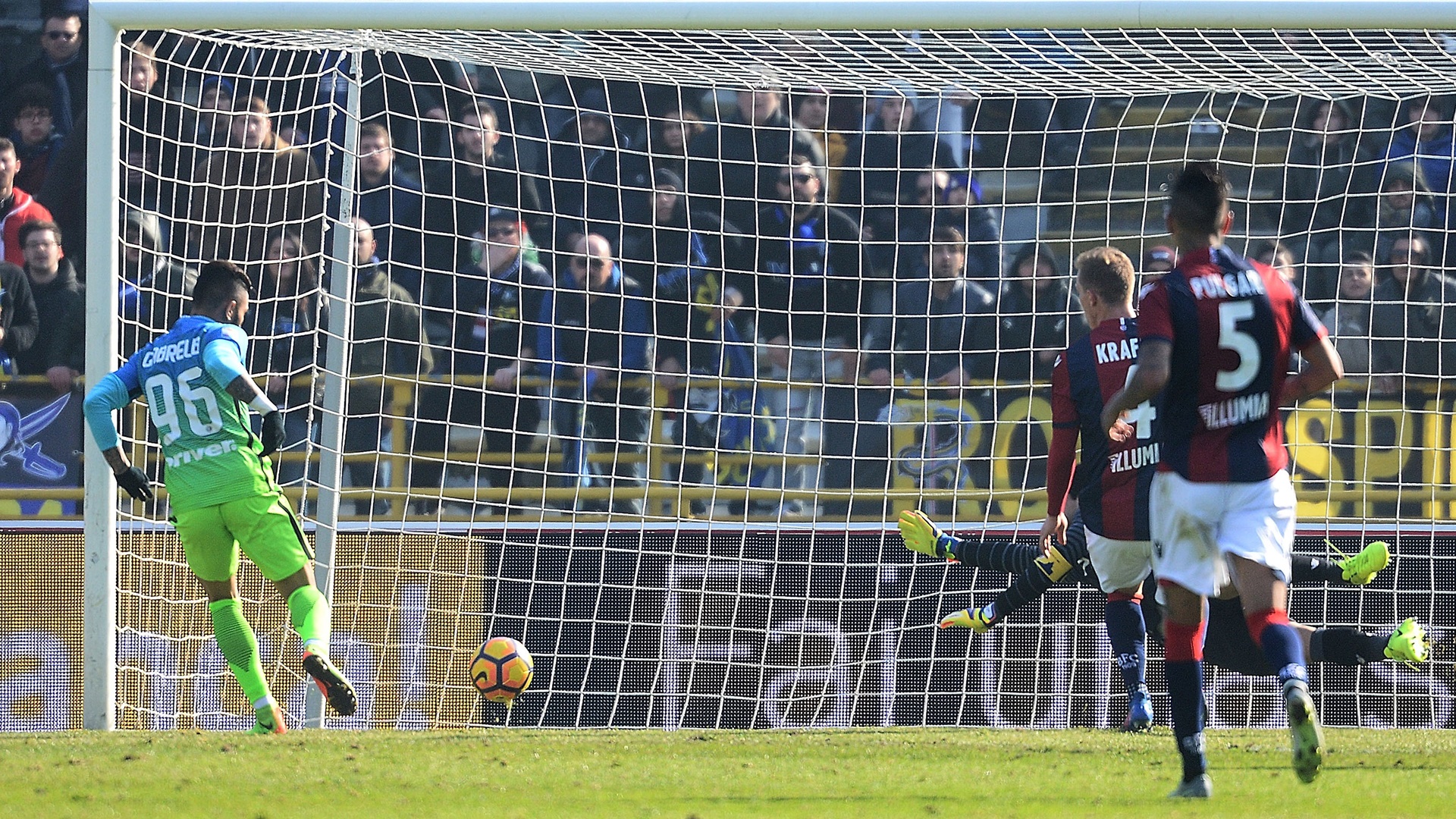 Gabigol saiu do banco para desencantar e conservar a Inter na briga por vaga na Champions