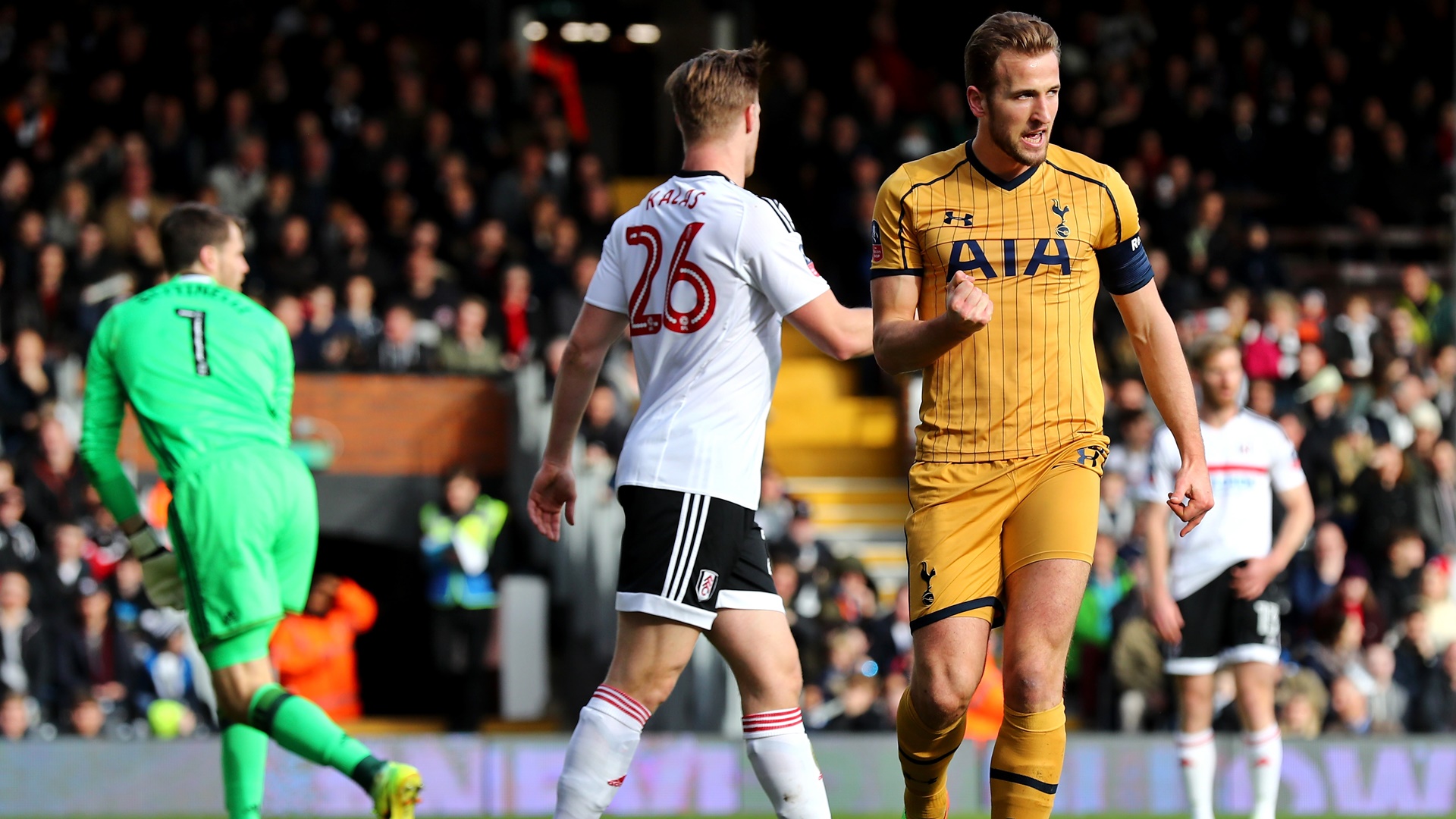 Harry Kane, o rei dos d&eacute;rbis londrinos, guiou os Spurs &agrave;s quartas da FA Cup com um hat-trick