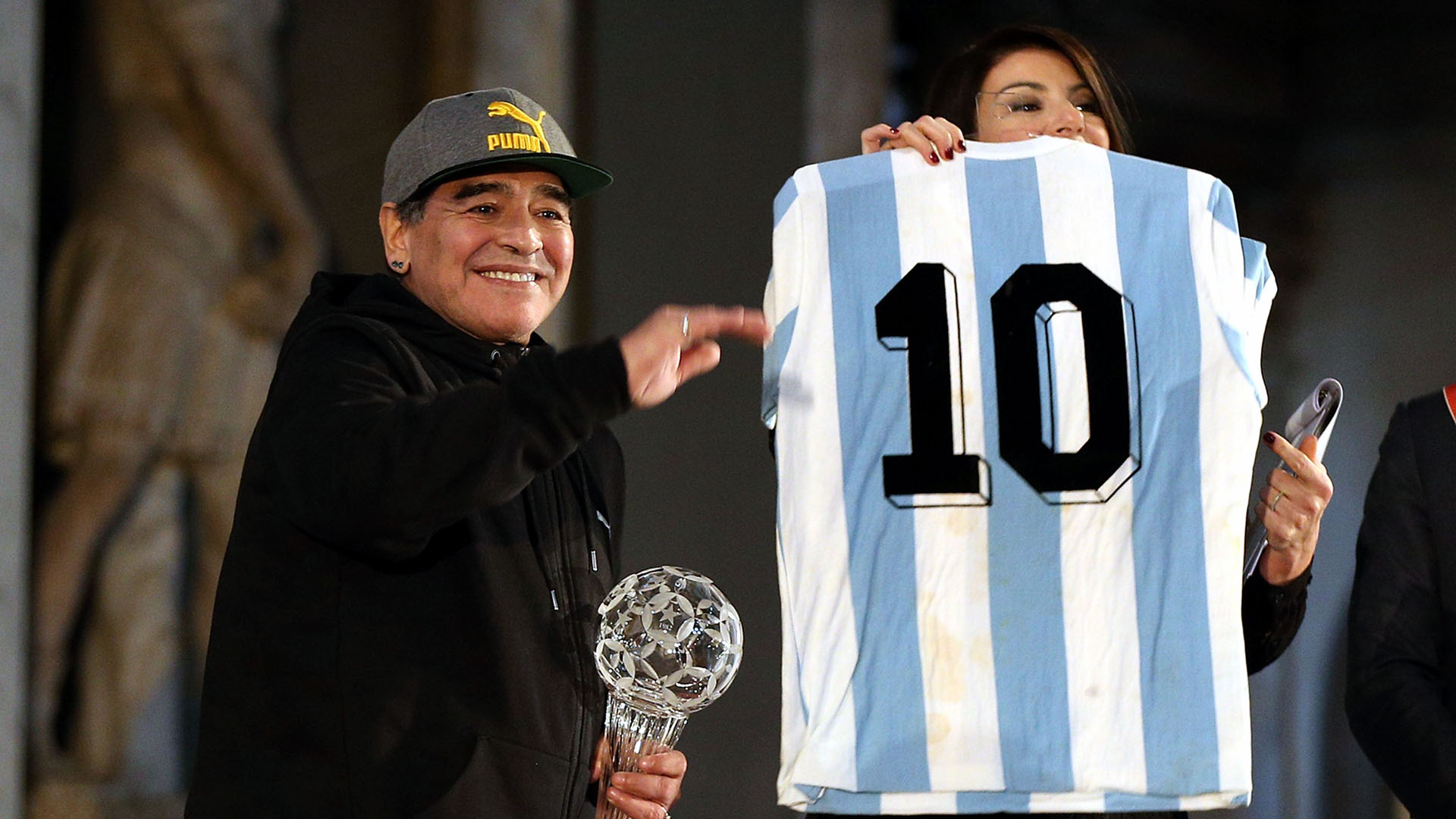 Maradona: &ldquo;O futebol argentino est&aacute; quebrado, Grondona o levou para o t&uacute;mulo&rdquo;
