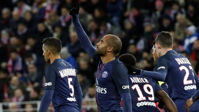 PSG n&atilde;o empolga, mas arranca vit&oacute;ria com gols brasileiros e do artilheiro Cavani