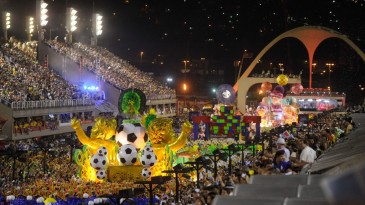 A competição entre escolas de samba lembra o futebol, e isso não é coincidência