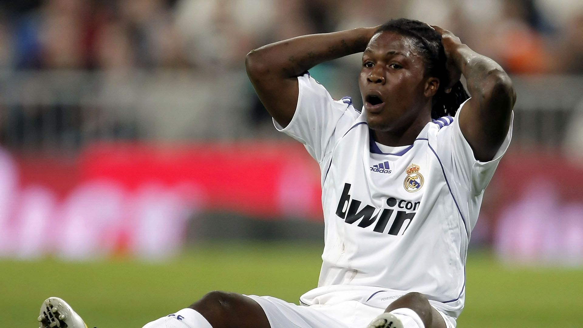 Royston Drenthe, ex-Real Madrid, n&atilde;o tem clube aos 29 anos e virou rapper. Ou&ccedil;a a m&uacute;sica