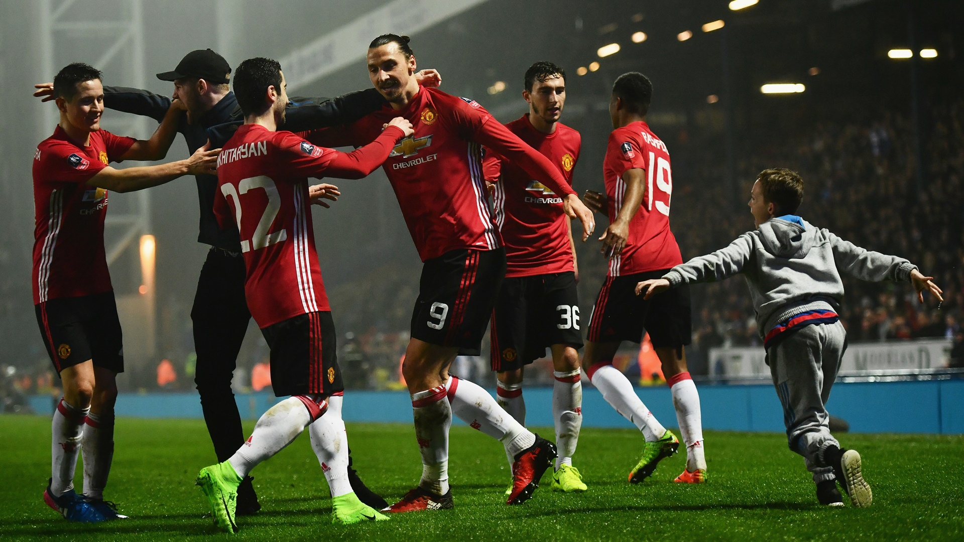 Jogadores do Manchester United comemorando a virada diante do Blackburn Rovers (Foto: Dan Mullan/Getty Images)
