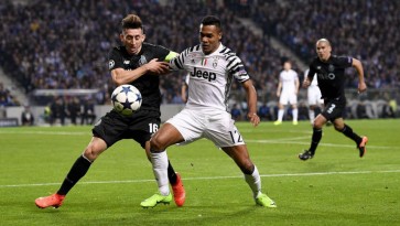 O descontrole de Alex Telles na Champions contrastou com a exibição gigante de Alex Sandro