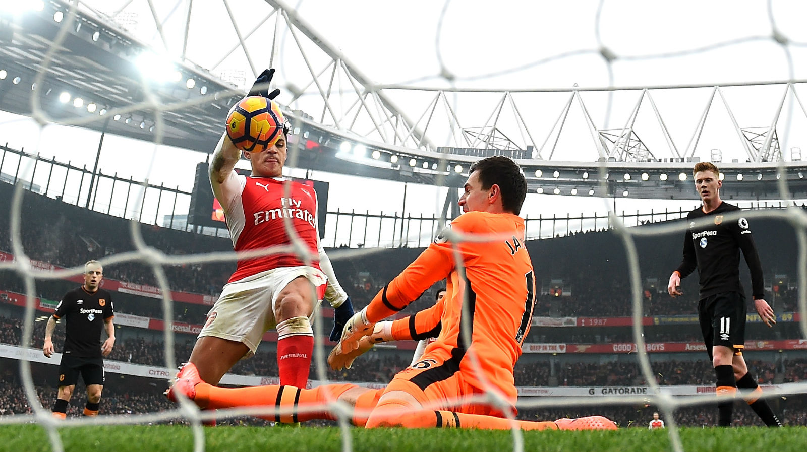 &Aacute;rbitro admite erro e pede desculpas a jogadores do Hull por gol de m&atilde;o do Arsenal