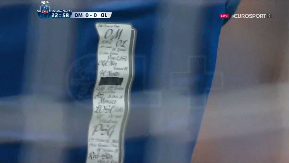 Goleiro do Lyon &eacute; suspenso por apagar nome do Saint-&Eacute;tienne de sua camisa