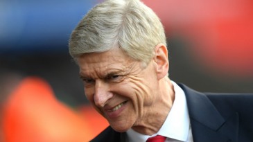[Vídeo] De férias, Arsène Wenger mostrou habilidade para levantar a bola