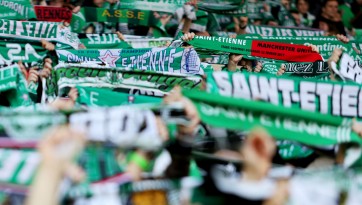 Mesmo em duelo perdido, a torcida do Saint-Étienne se inflamou e criou atmosfera fantástica