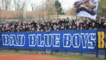 Após vitória com pênalti cavado, ultras do Dinamo Zagreb protestam contra próprios jogadores