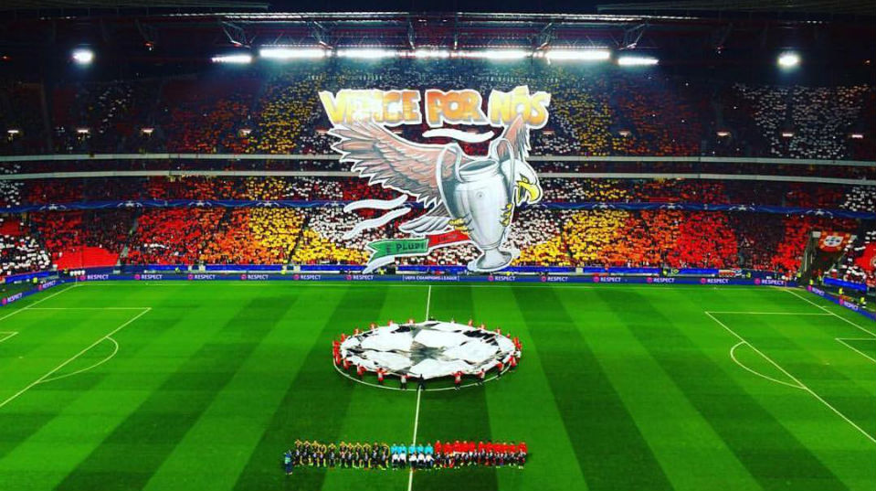 A torcida do Benfica produziu um mosaico de respeito no duelo com o Dortmund