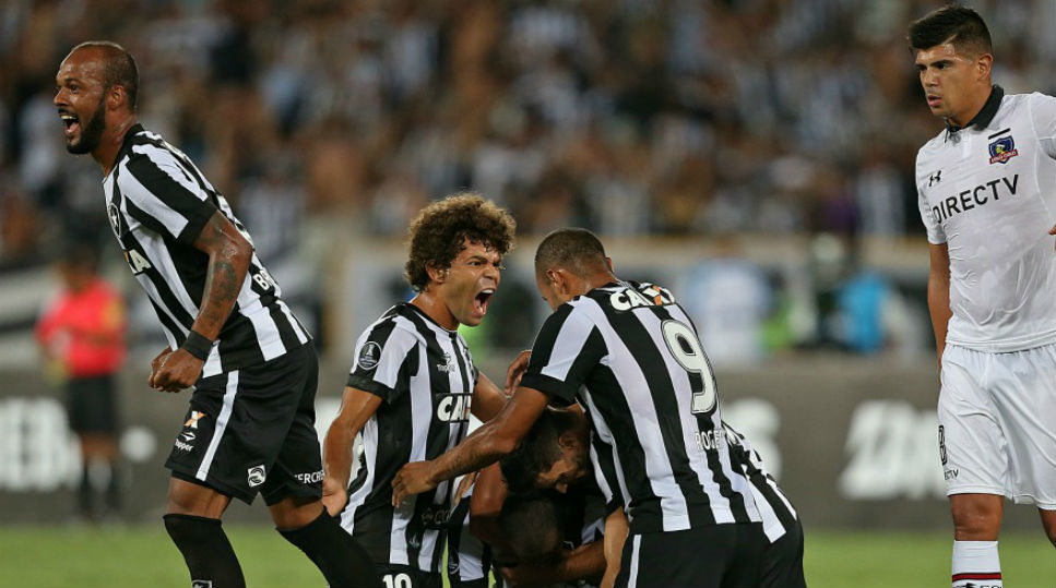 Camilo, do Botafogo, comemora com companheiros (Foto: Botafogo)
