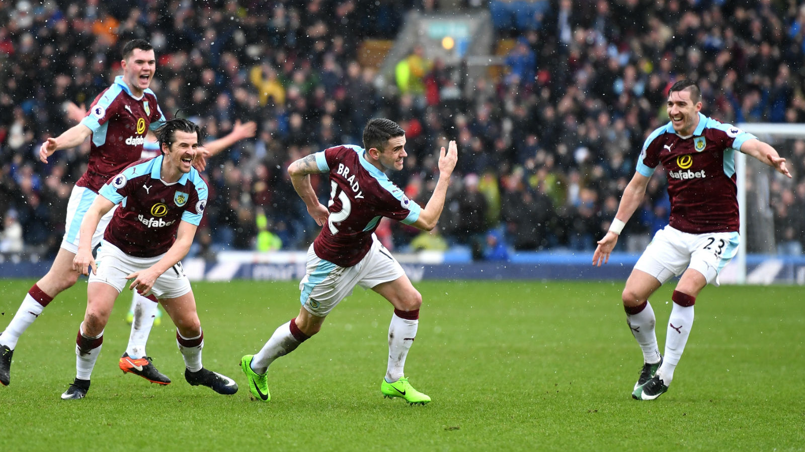 Nem o Chelsea resistiu ao al&ccedil;ap&atilde;o do Burnley, que buscou o empate com uma pintura