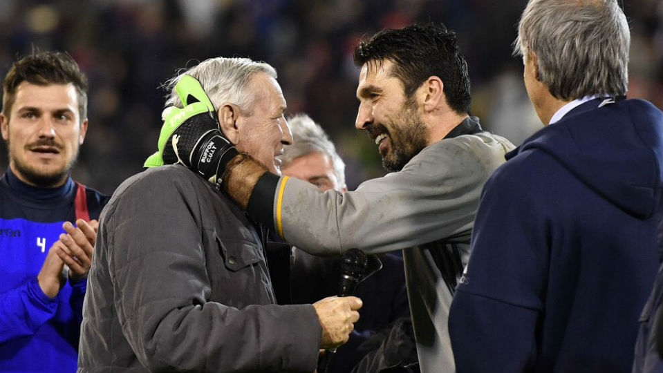 O Cagliari (e Buffon) ofereceram uma calorosa homenagem ao m&iacute;tico Gigi Riva