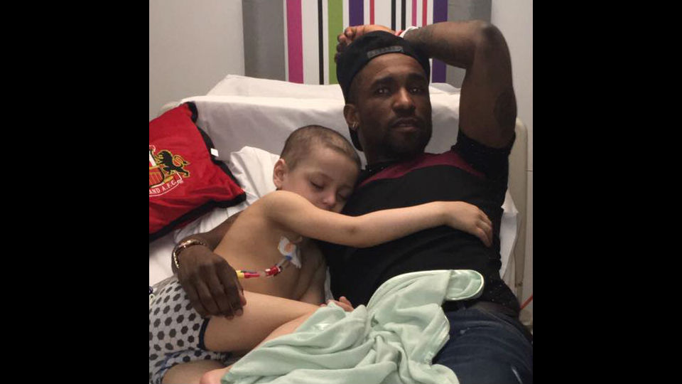 Um retrato da for&ccedil;a do futebol: Sunderland visita pequeno torcedor com c&acirc;ncer terminal