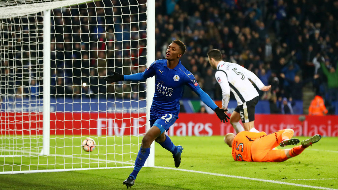 Dois belos gols de dois jovens: Leicester sua, mas passa pelo Derby na FA Cup
