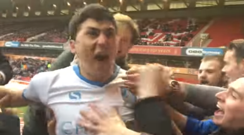 Forestieri literalmente se jogou no meio da torcida do Sheffield Wednesday para comemorar gol