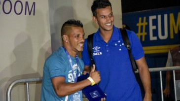 Após dar camisas, Henrique entrega cartão de sócio-torcedor a gari fanático pelo Cruzeiro