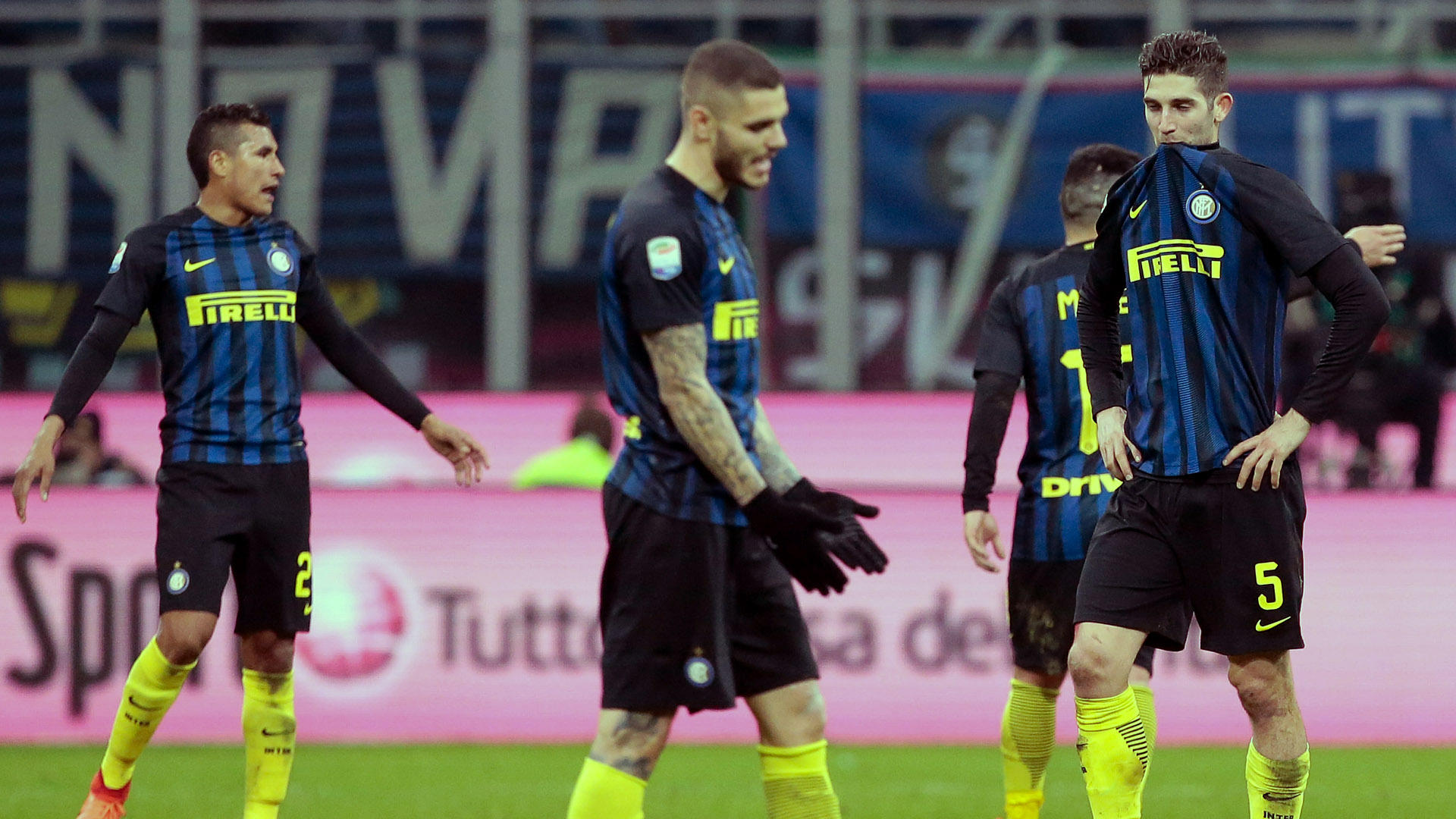 Jogadores da Inter lamentam (Photo by Emilio Andreoli/Getty Images )