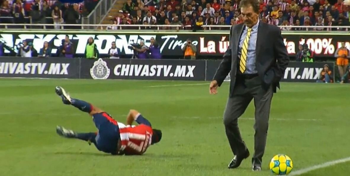 T&eacute;cnico do Am&eacute;rica causa confus&atilde;o ao roubar bola de jogador do Chivas com o jogo parado