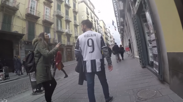 O que acontece quando um torcedor da Juve sai por Nápoles com a camisa de Higuaín