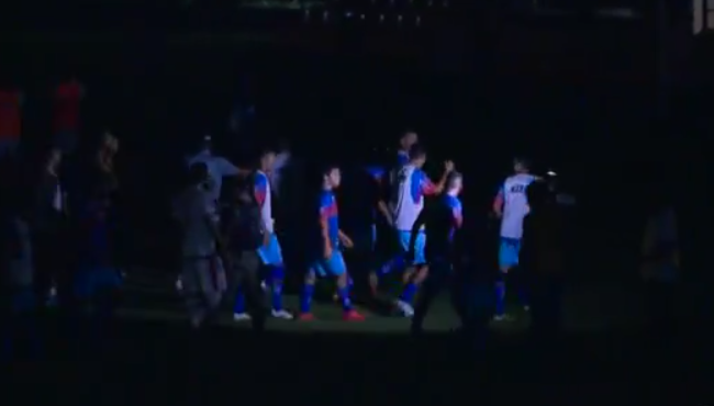 Em cl&aacute;ssico no Piau&iacute;, jogador do River agride advers&aacute;rio durante apag&atilde;o no est&aacute;dio
