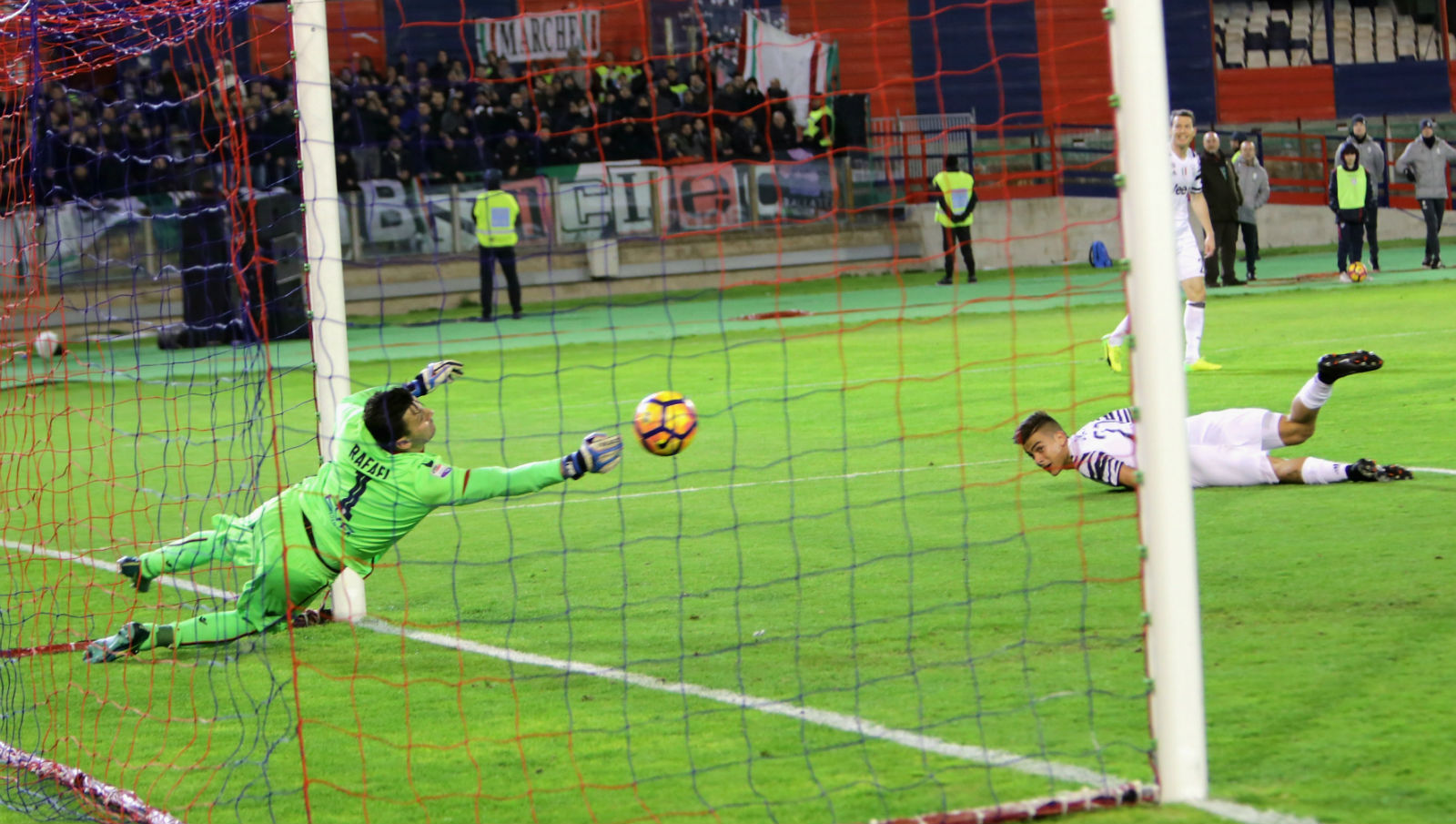 A nova vit&oacute;ria da Juve contou com defesas fenomenais de Buffon e Rafael