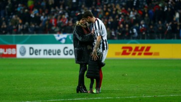 Capitão do Eintracht Frankfurt, Russ volta a campo 285 dias após retirar tumor e é ovacionado