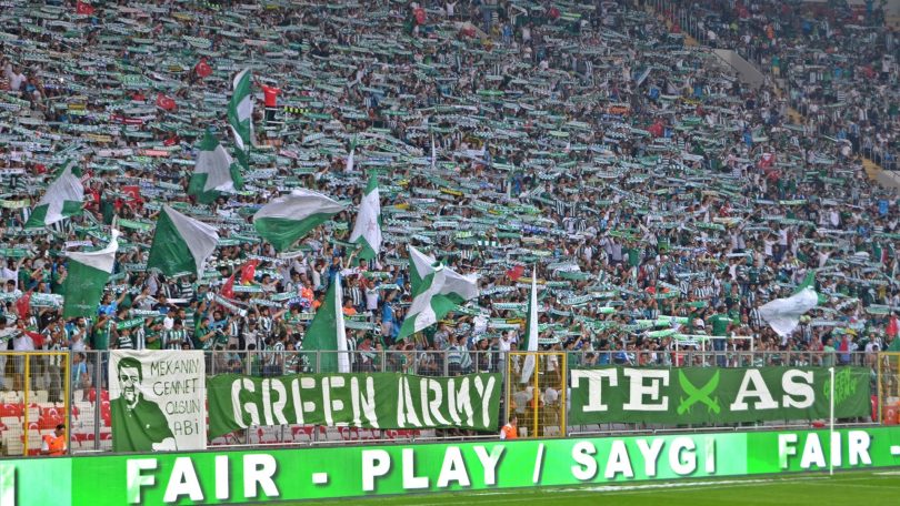 Muralha de cachec&oacute;is e show de luzes: O espet&aacute;culo da torcida do Bursaspor contra o Fenerbah&ccedil;e