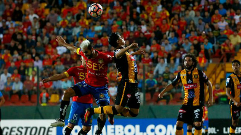 Uni&oacute;n Espa&ntilde;ola x Strongest teve amarelo com sete segundos e expuls&atilde;o ap&oacute;s o apito final