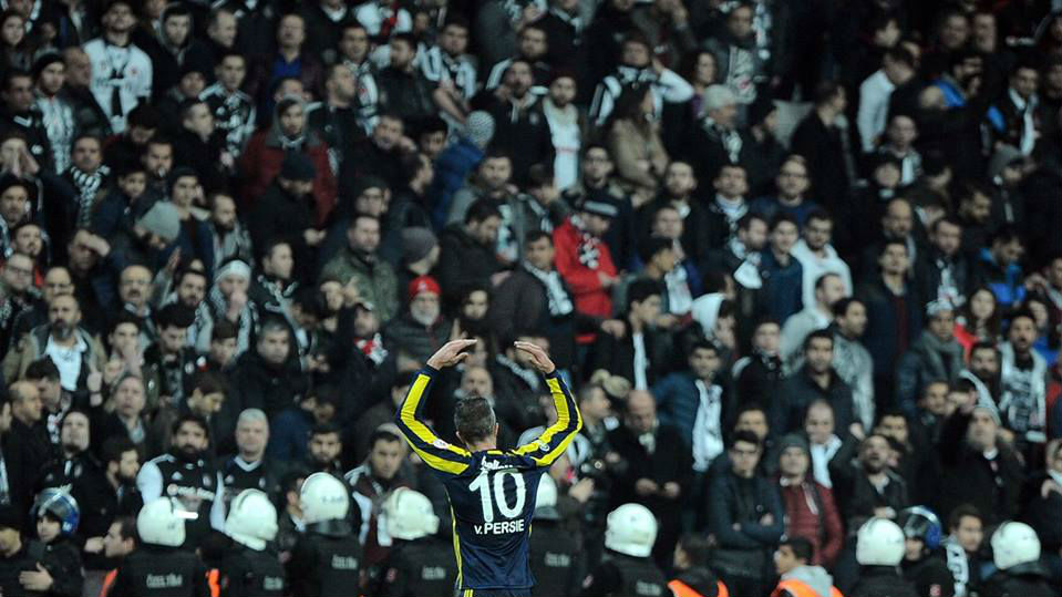 Van Persie teve noite de bad boy e desfez at&eacute; amizade para decidir o cl&aacute;ssico contra o Besiktas