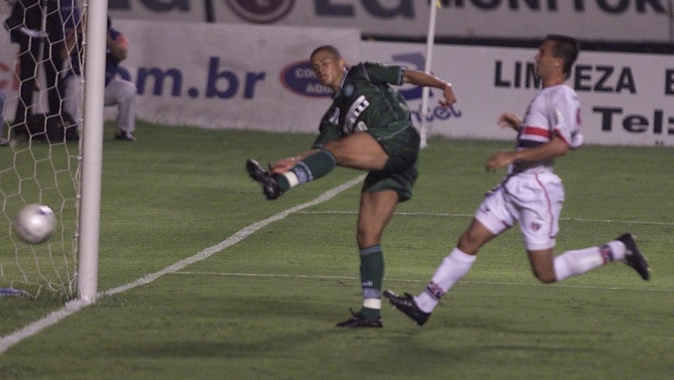 De placa, de g&ecirc;nio e para a hist&oacute;ria: os 15 anos do gola&ccedil;o de Alex contra o S&atilde;o Paulo