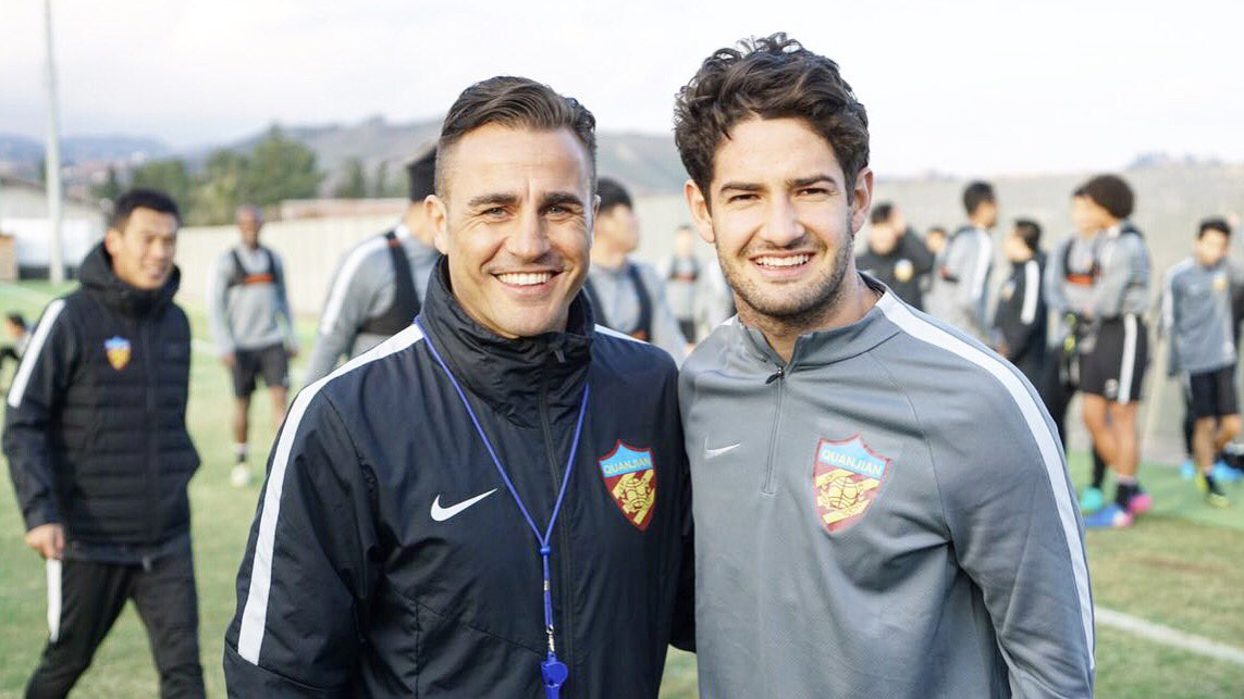 Alexandre Pato (dir.) ao lado do t&eacute;cnico do Tianjin Quanjian, Fabio Cannavaro (Foto: reprodu&ccedil;&atilde;o)
