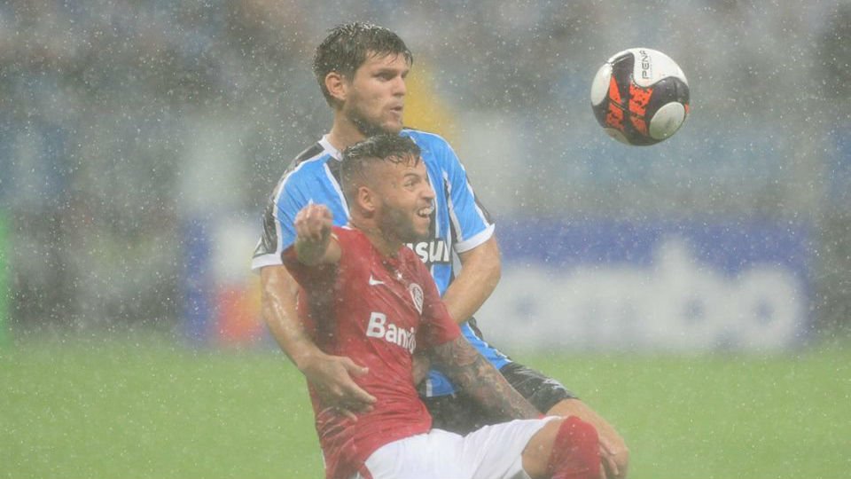 Gr&ecirc;mio come&ccedil;a melhor, Inter reage, e segundo tempo do Grenal fica eletrizante