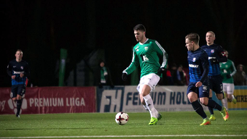 Gramados artificiais, frio e toque de bola: Jo&atilde;o Morelli conta sobre como &eacute; jogar na Est&ocirc;nia