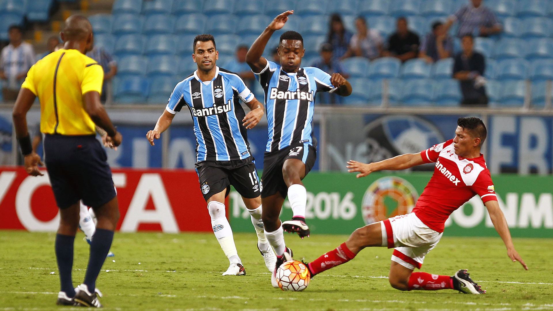 Lincon disputa a bola em jogo contra o Toluca na Libertadores 2016 (Photo by Lucas Uebel/Getty Images)