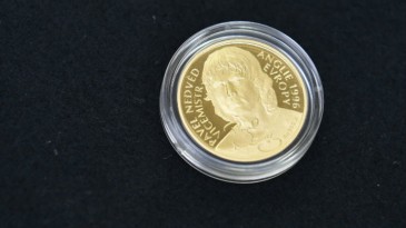 Existe uma moeda com Nedved de um lado e a Rainha Elizabeth do outro (e é por uma boa causa)