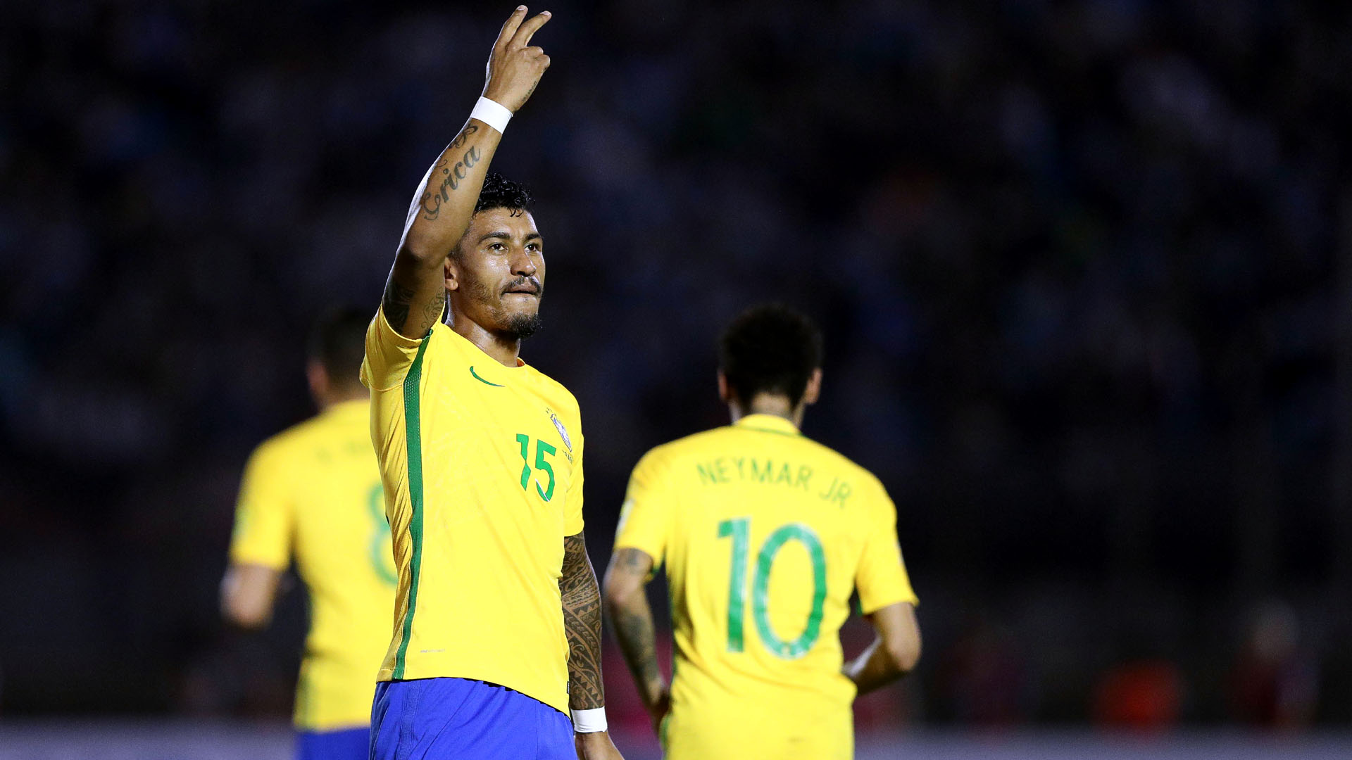 Paulinho chega ao Barcelona, mas o ambiente conturbado no clube aumenta a cobran&ccedil;a