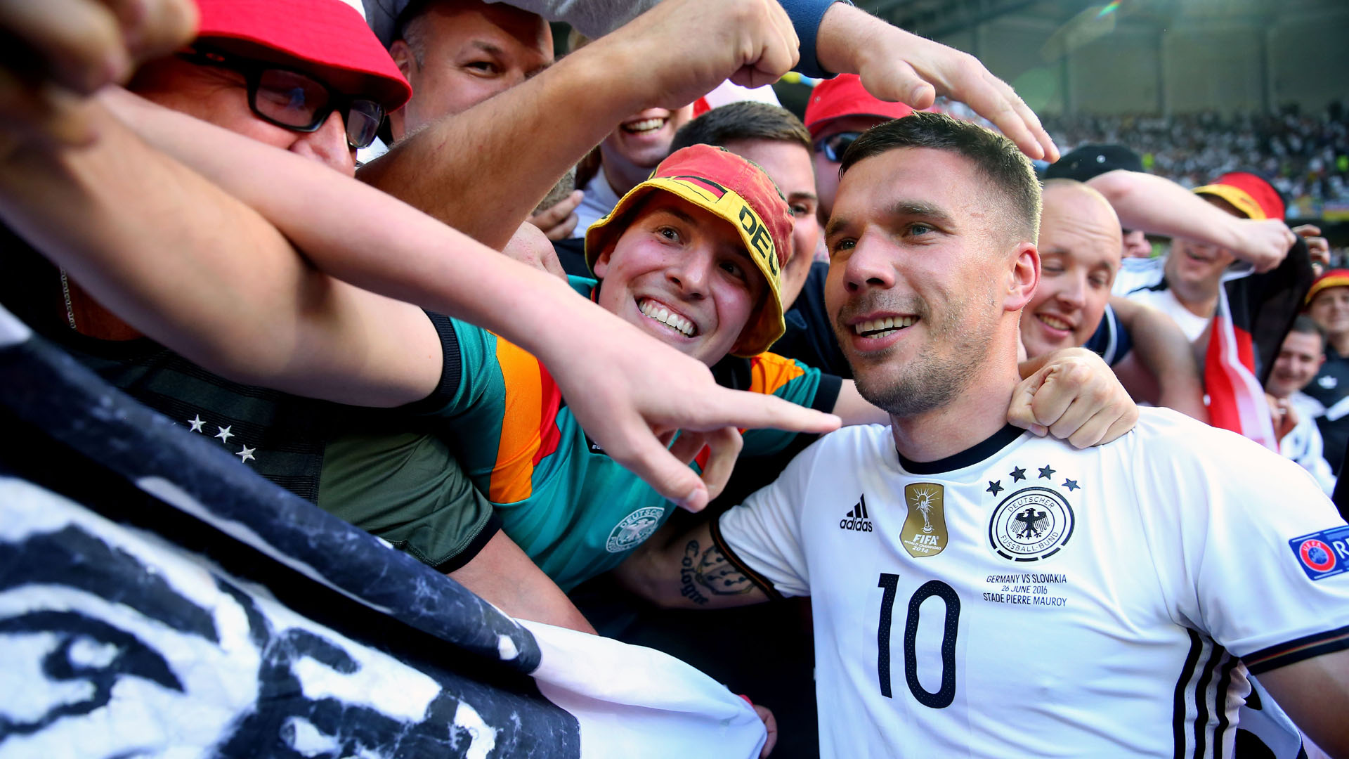 Podolski anuncia que deixar&aacute; Galatasaray e levar&aacute; seu carisma ao Vissel Kobe, do Jap&atilde;o