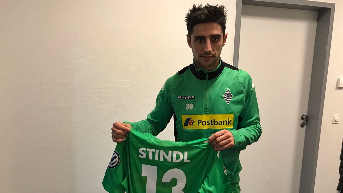 Capit&atilde;o do Gladbach ignora garotinho sem inten&ccedil;&atilde;o, mas depois se redime dando sua camisa a ele