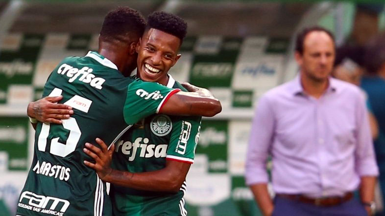 Michel Bastos abra&ccedil;a Tch&ecirc; Tch&ecirc; (centro), com Rog&eacute;rio Ceni ao fundo (Foto: Palmeiras)