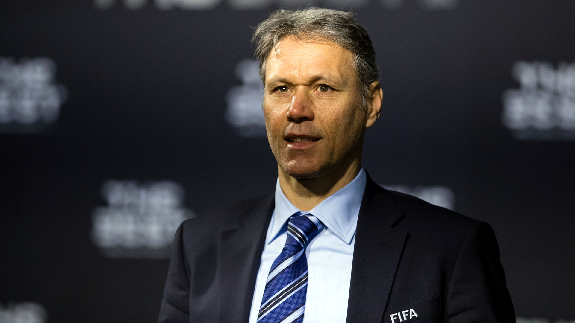 Van Basten diz que &Aacute;rbitro de V&iacute;deo precisa de melhorias, mas far&aacute; bem ao futebol