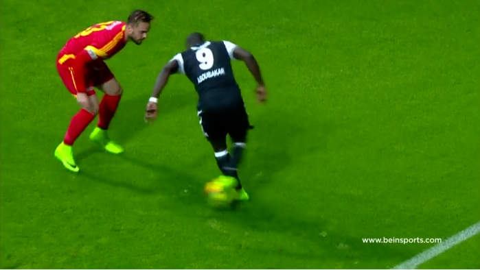 Aboubakar fez m&aacute;gica ao deixar o marcador perdido com este el&aacute;stico de letra