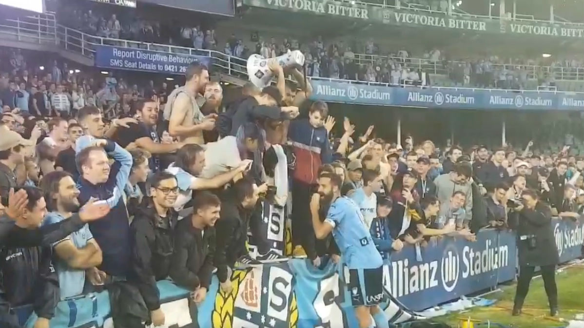 Capit&atilde;o do Sidney FC e l&iacute;der de torcida: Alex Brosque puxa o canto da galera