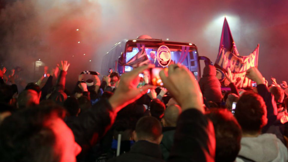 Torcida da Atalanta lota o CT para oferecer apoio ap&oacute;s a derrota por 7 a 1 contra a Inter