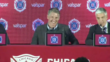 Repórter pergunta se Schweinsteiger espera conquistar a Copa com o… Chicago Fire (!!!)