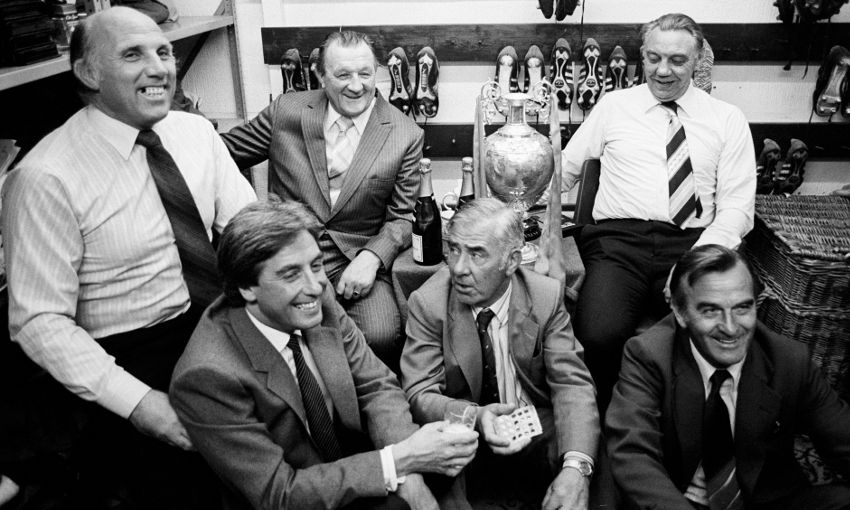 A comiss&atilde;o t&eacute;cnica na famosa sala das chuteiras: Moran, &agrave; esquerda, com Paisley ao seu lado, e Fagan, abaixado, ao centro (Foto: Liverpool)